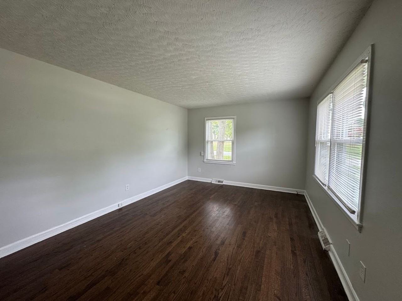 127 Lawrence St - Photo 5 of 22
