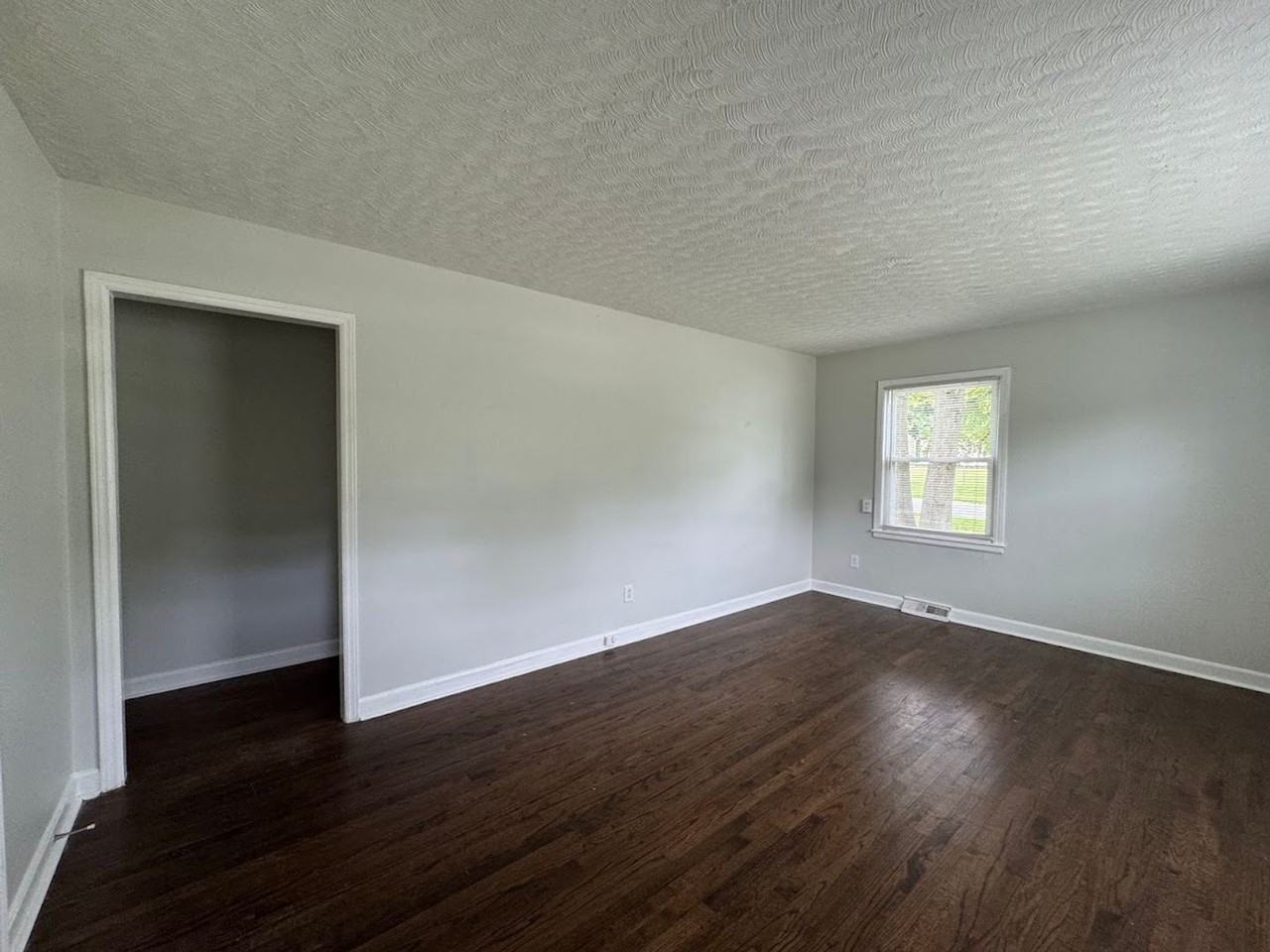 127 Lawrence St - Photo 6 of 22