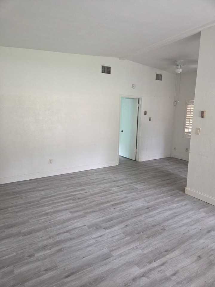 944 Kensington Dr - Photo 3 of 25