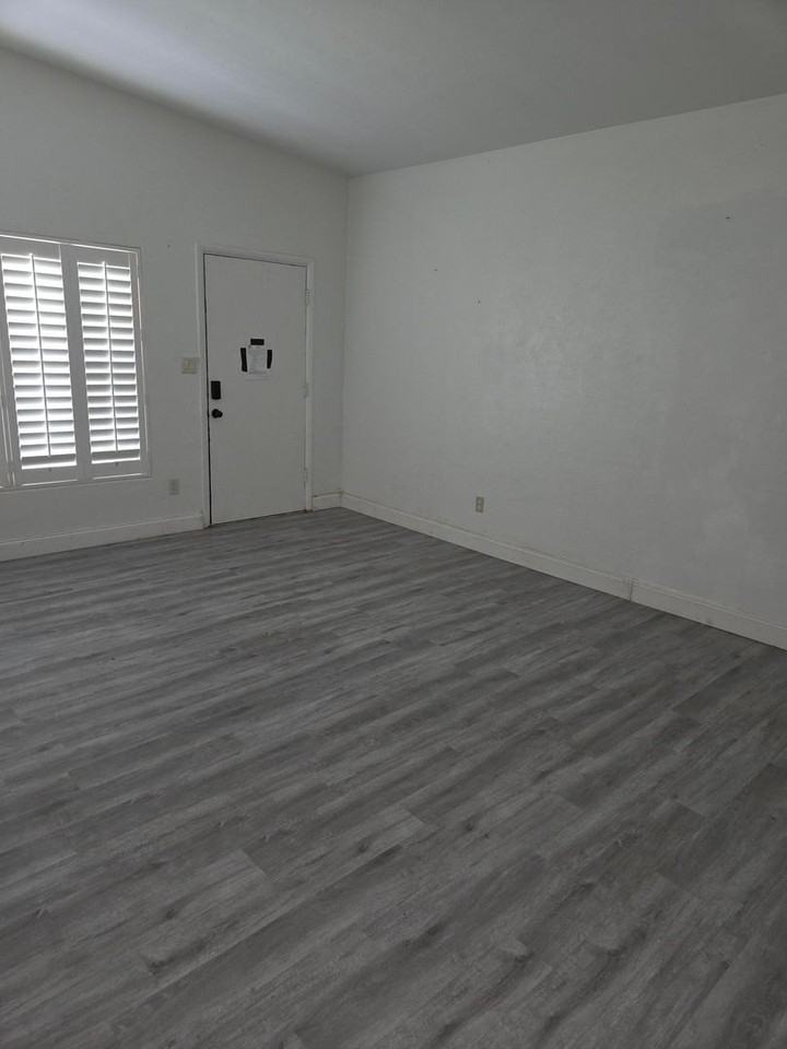 944 Kensington Dr - Photo 4 of 25