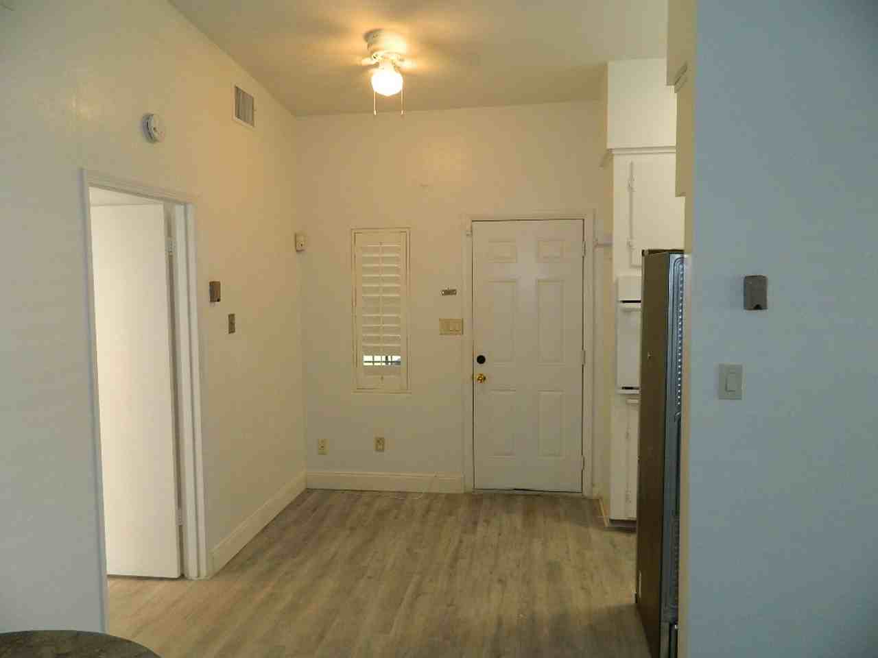 944 Kensington Dr - Photo 5 of 25