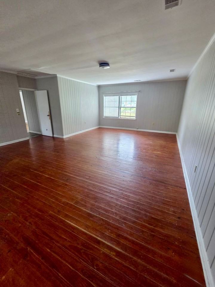 109 W 10th St - Photo 2 of 21