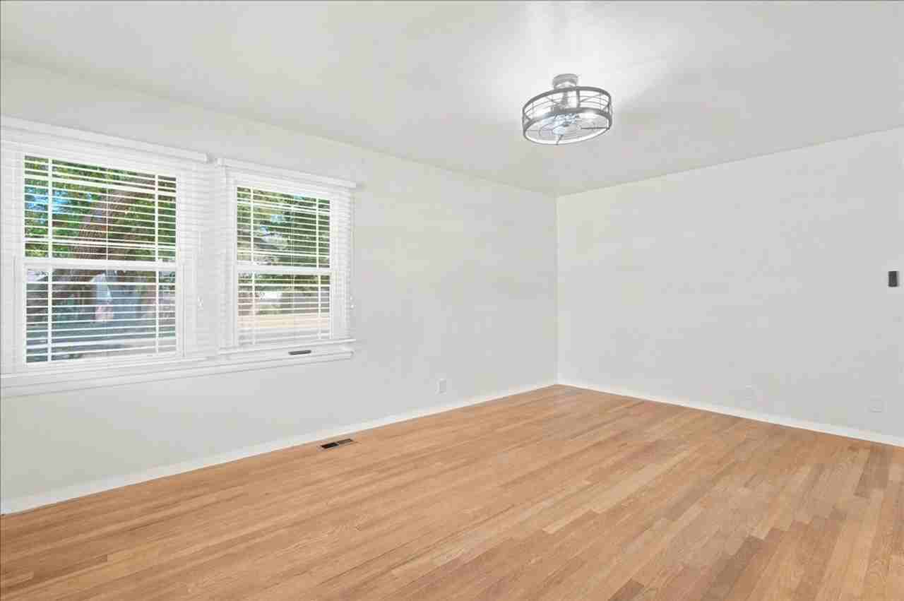 601 Poplar Ave - Photo 4 of 36