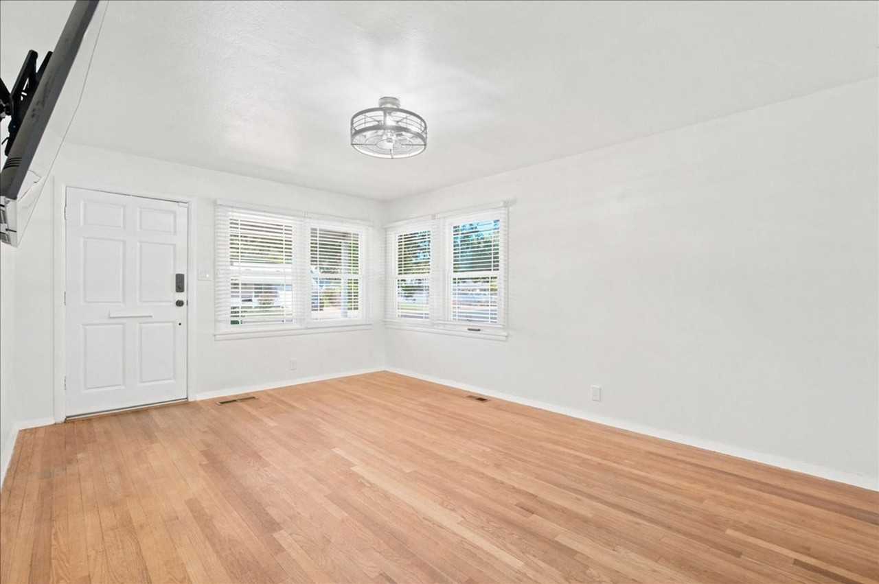 601 Poplar Ave - Photo 6 of 36