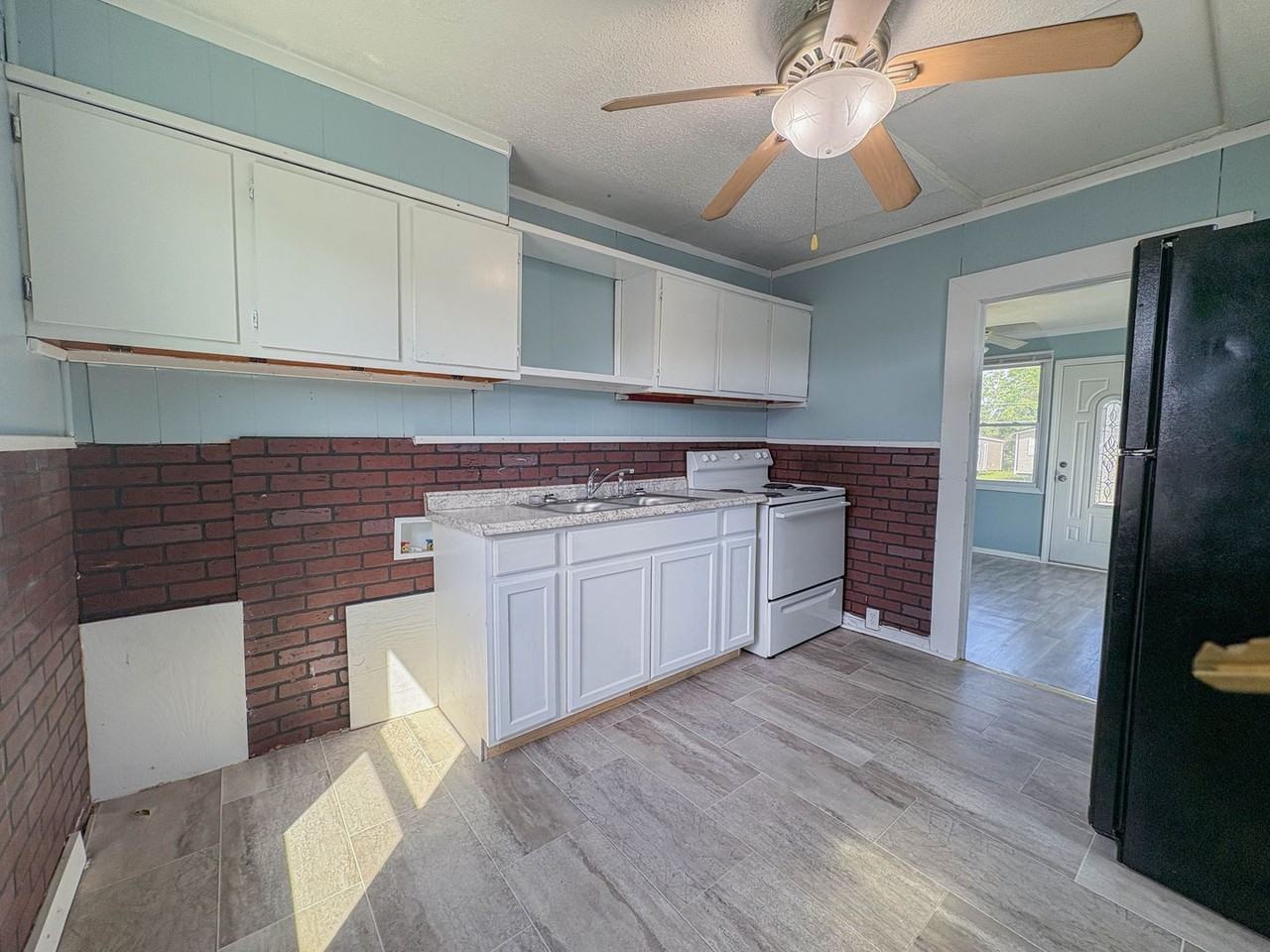 1919 Half Moon Cir - Photo 3 of 11