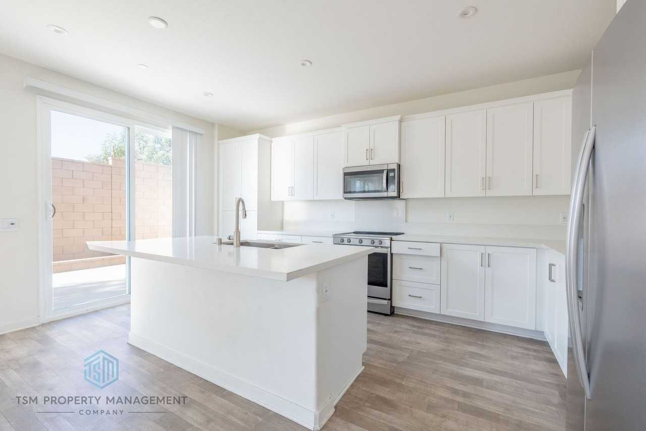 16040 Olivas Ln - Photo 3 of 19