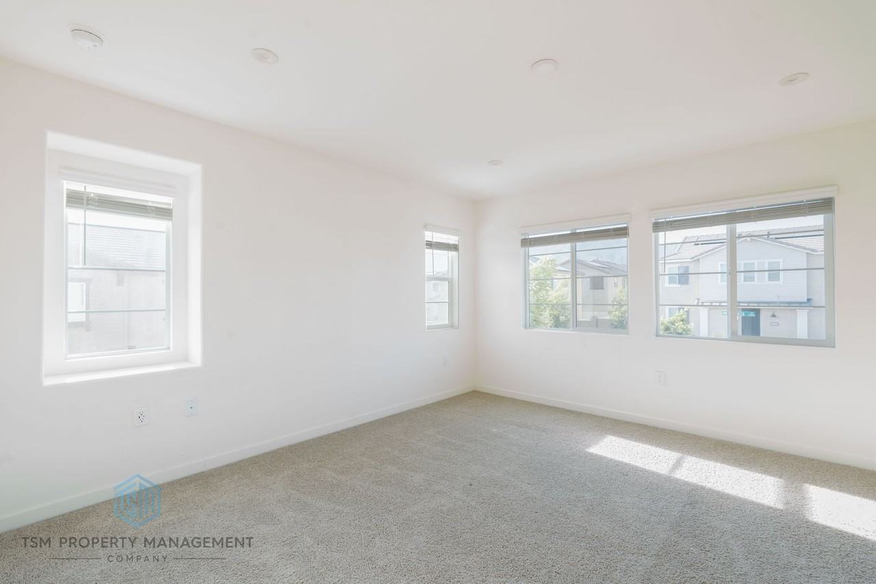16040 Olivas Ln - Photo 4 of 19