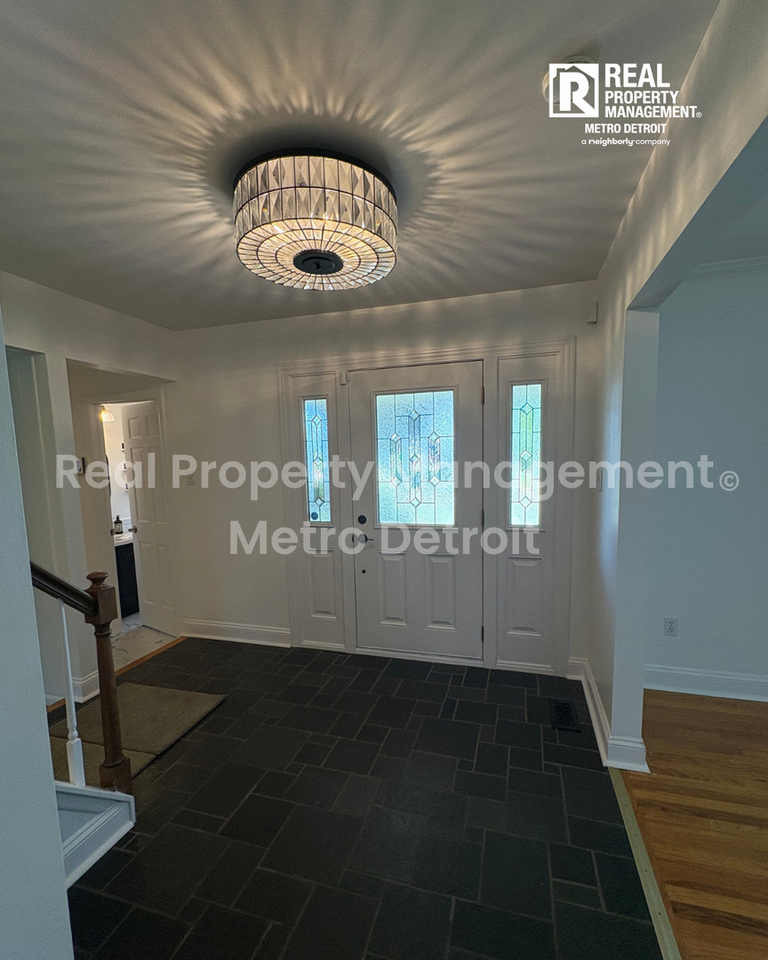 3028 Caswell Dr - Photo 2 of 33