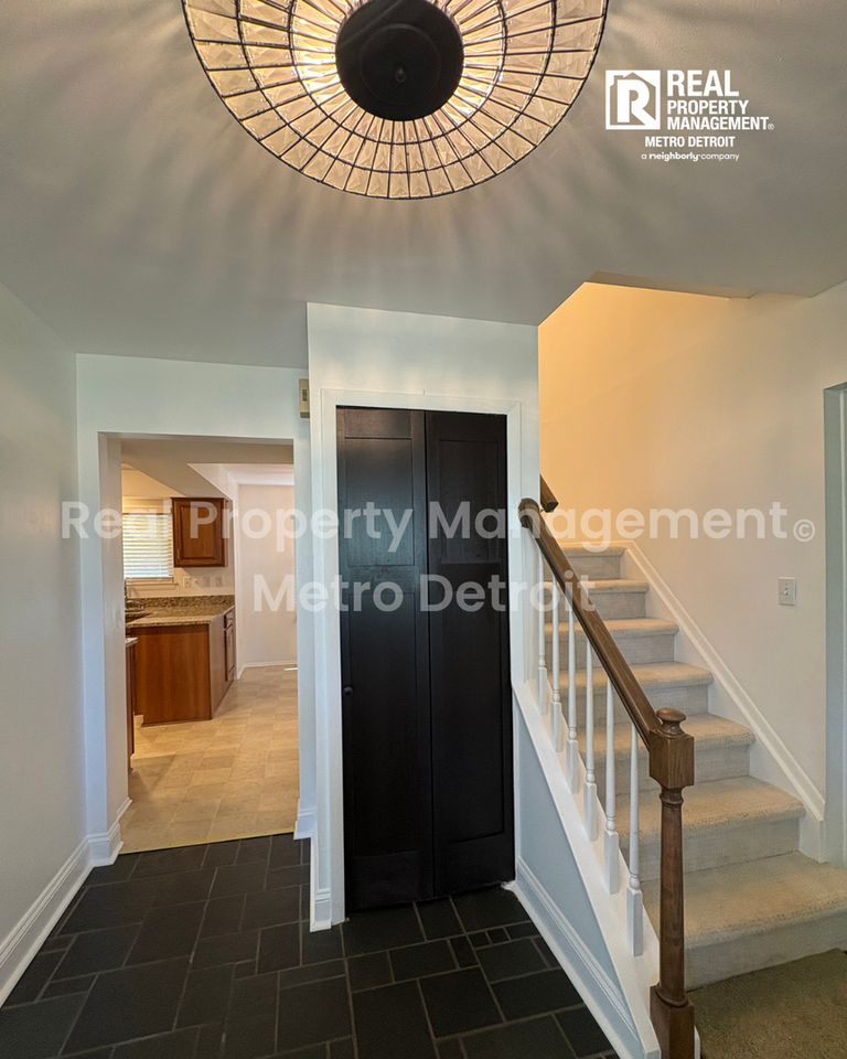 3028 Caswell Dr - Photo 3 of 33