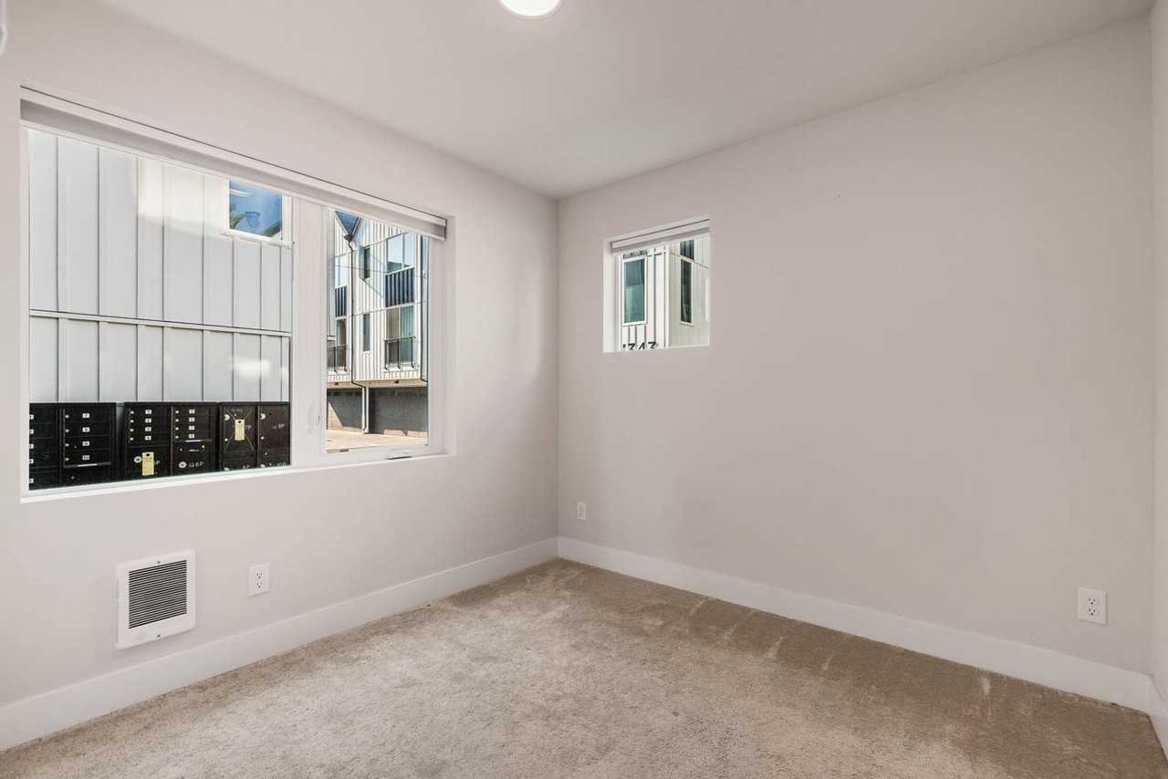 13335 Greenwood Ave N - Photo 5 of 27