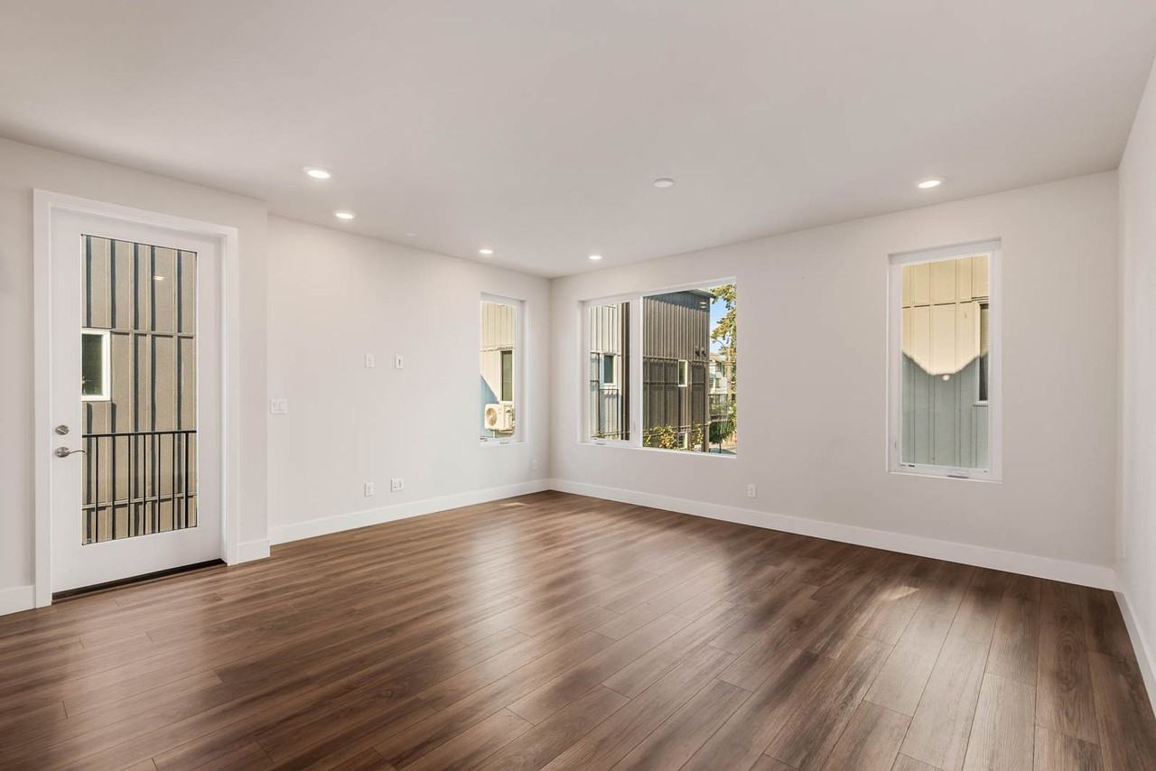 13335 Greenwood Ave N - Photo 7 of 27