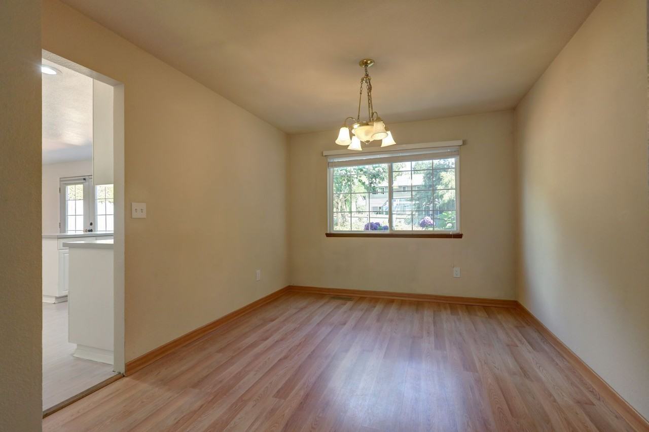 10028 Ne 139th St - Photo 4 of 26
