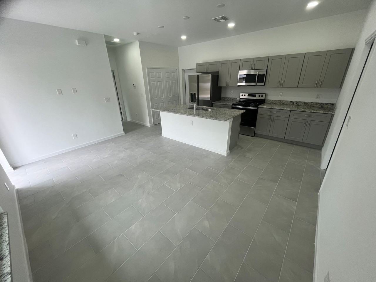 4605 Karen Ave N - Photo 4 of 12