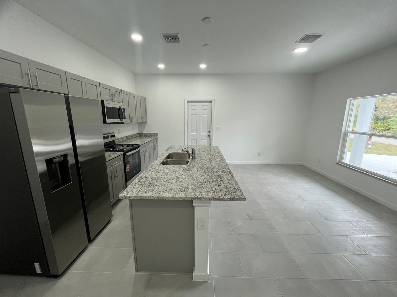 4605 Karen Ave N - Photo 5 of 12