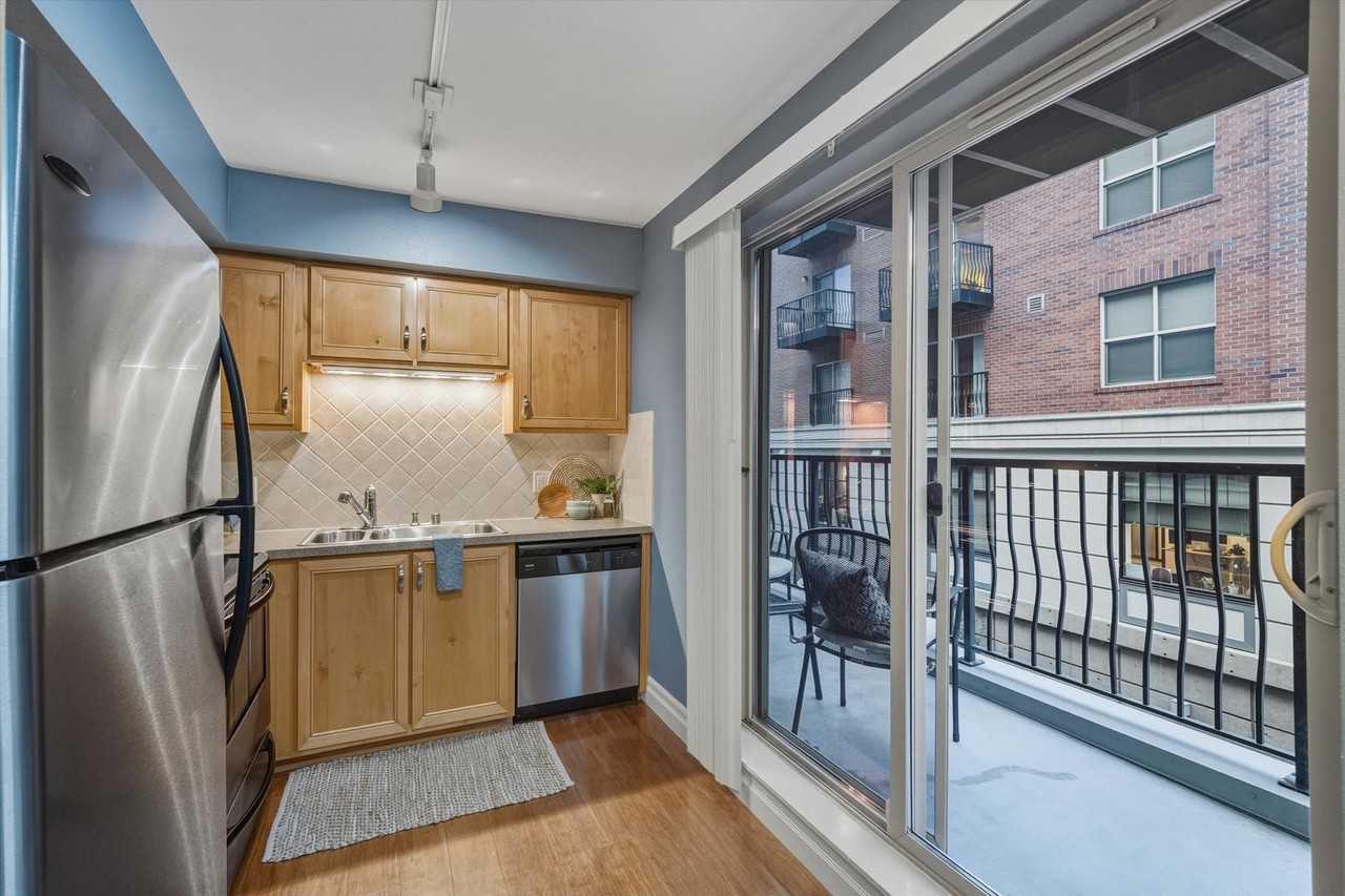 960 Harris Ave #307 - Photo 6 of 31