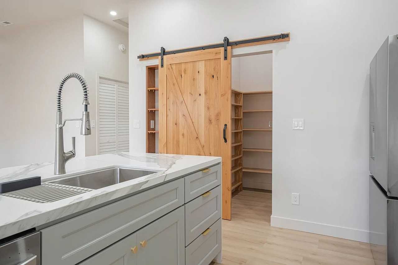 987 Harcourt Ave - Photo 6 of 24