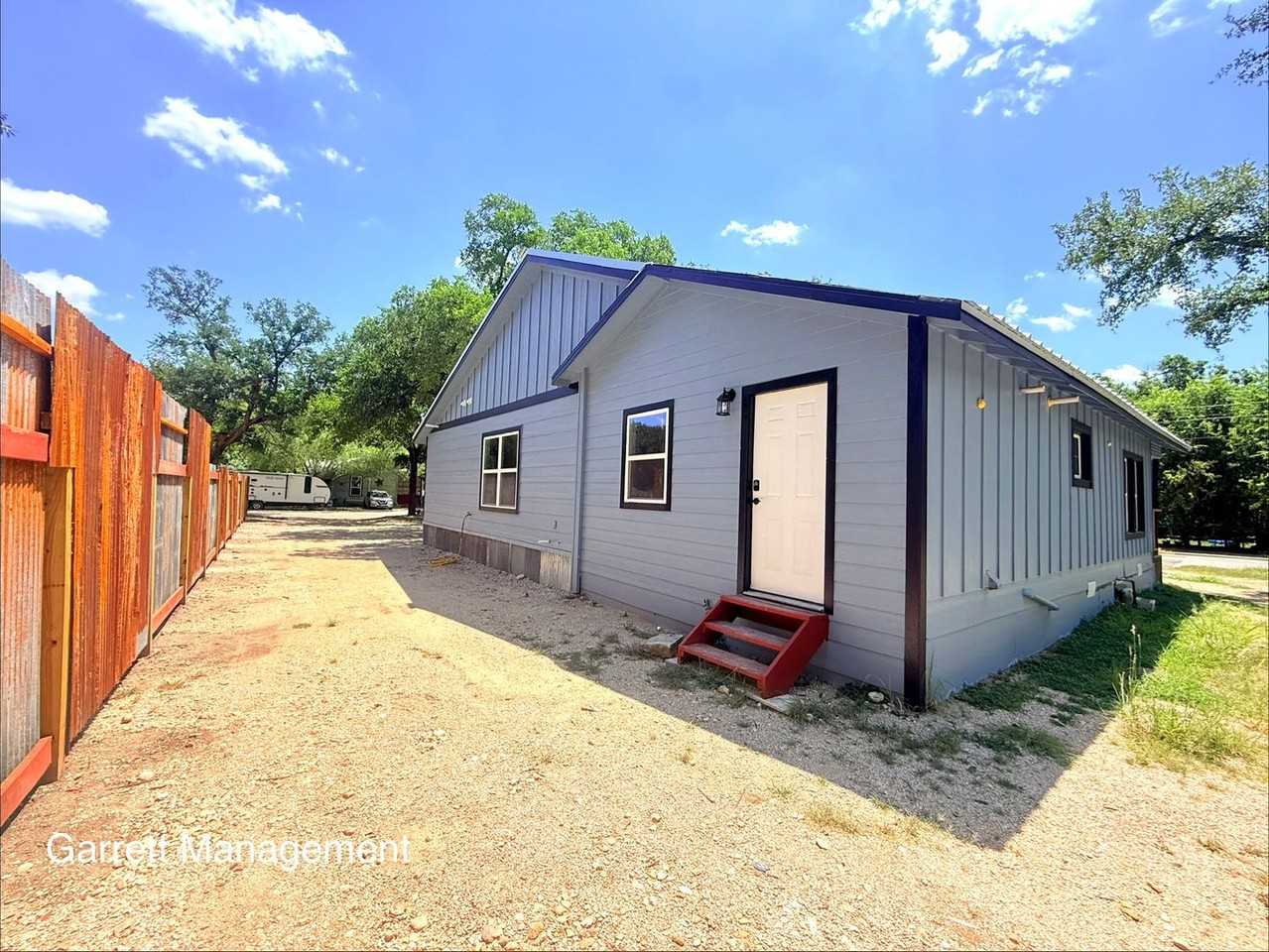 505 W Avenue C - Photo 2 of 9