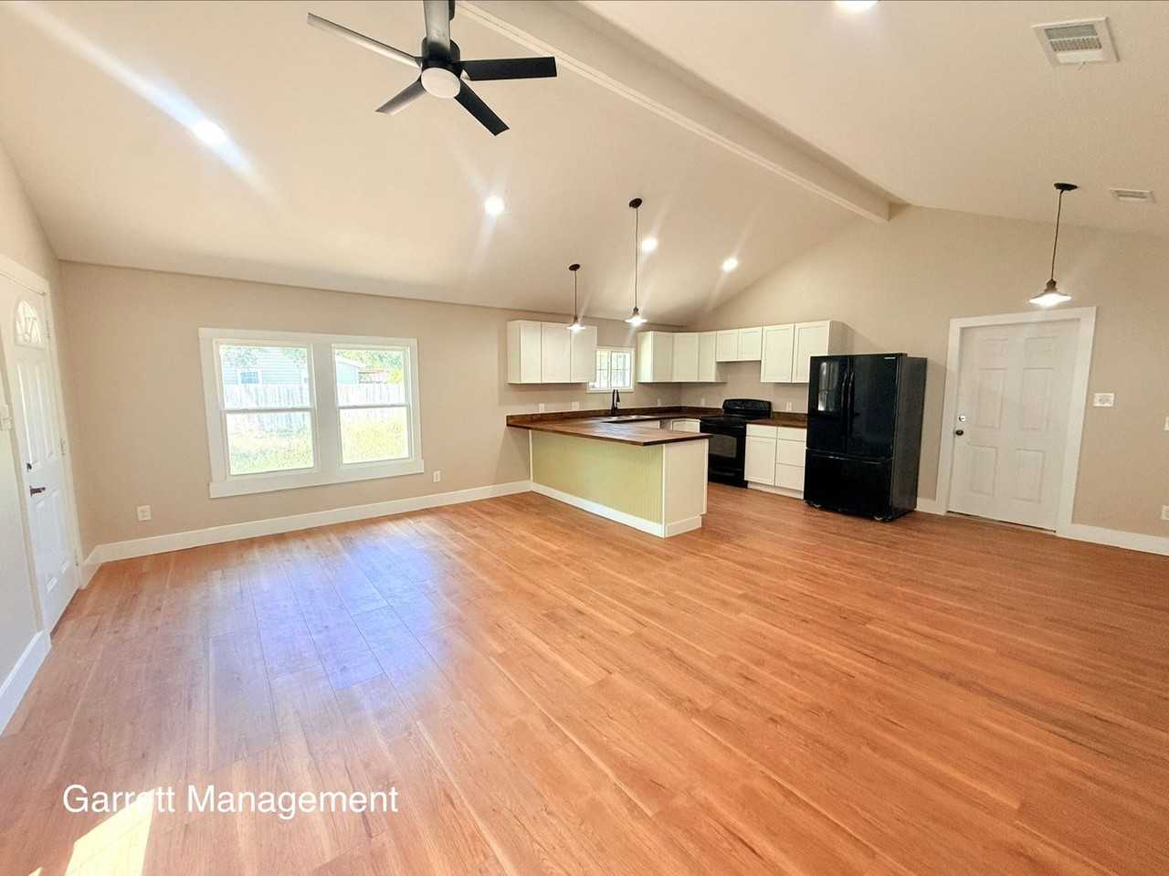 505 W Avenue C - Photo 3 of 9