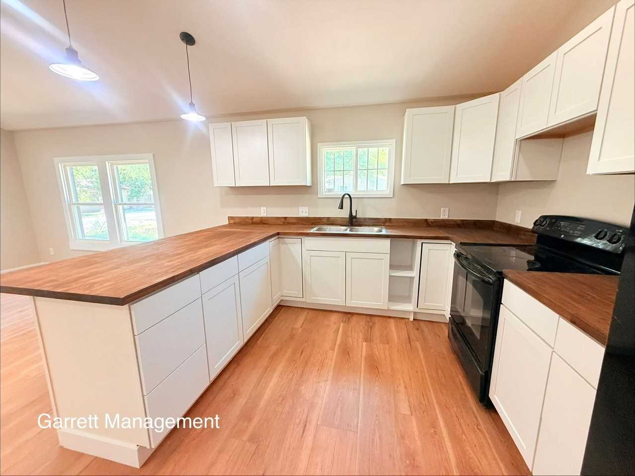 505 W Avenue C - Photo 4 of 9