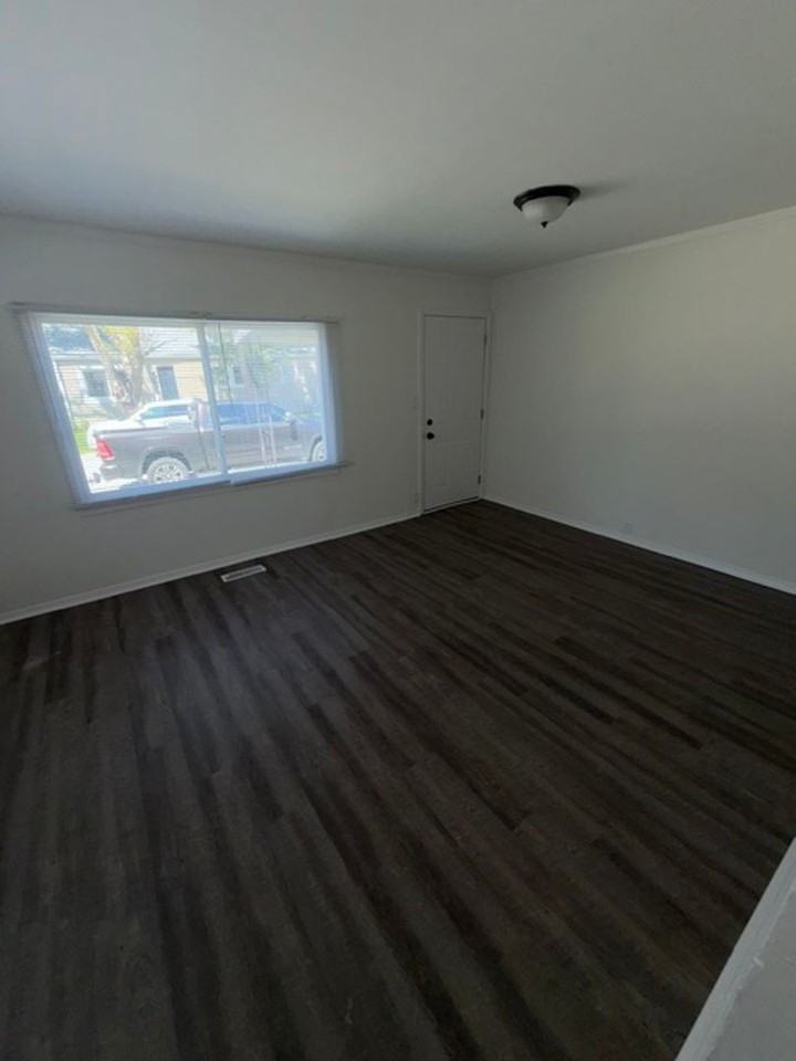 2423 N Kerth Ave - Photo 2 of 6