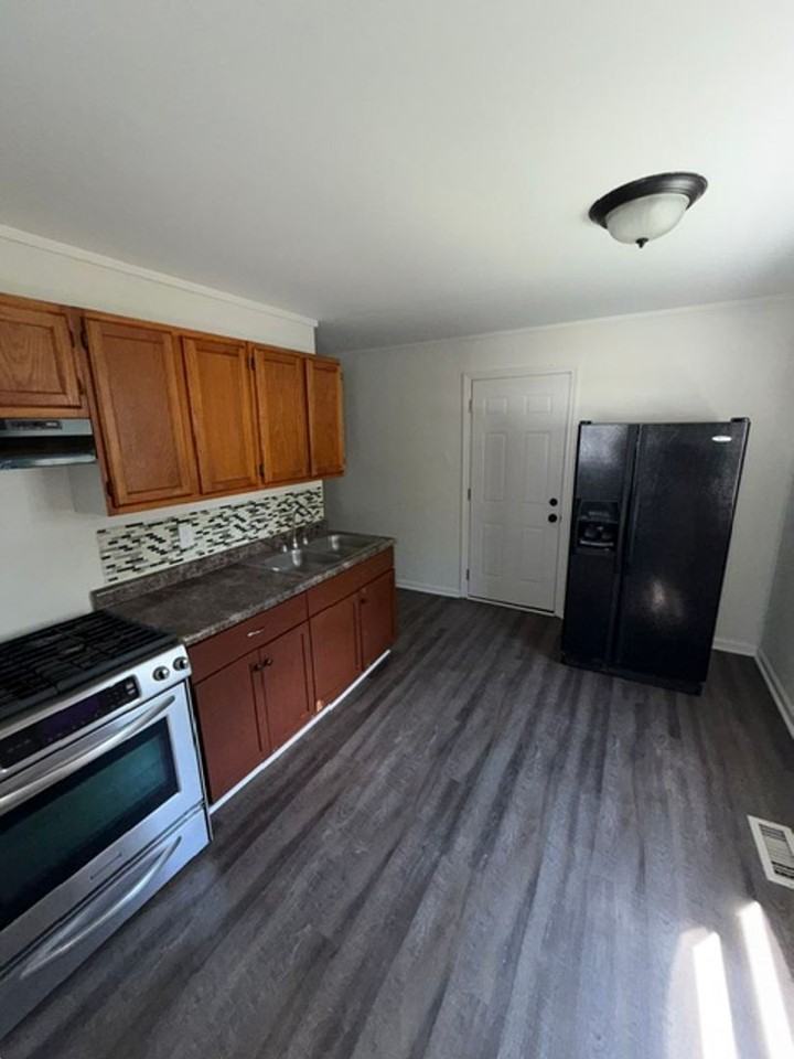 2423 N Kerth Ave - Photo 3 of 6