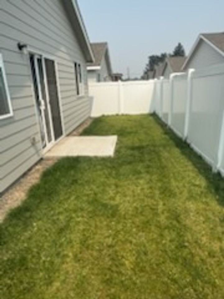 670 Tinley St - Photo 3 of 22