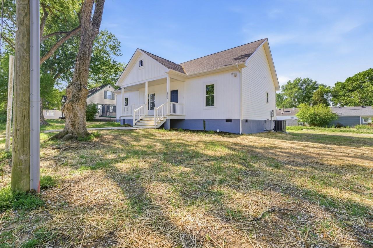 2206 Grant St - Photo 2 of 27