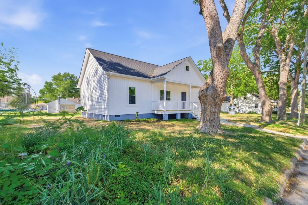2206 Grant St - Photo 3 of 27