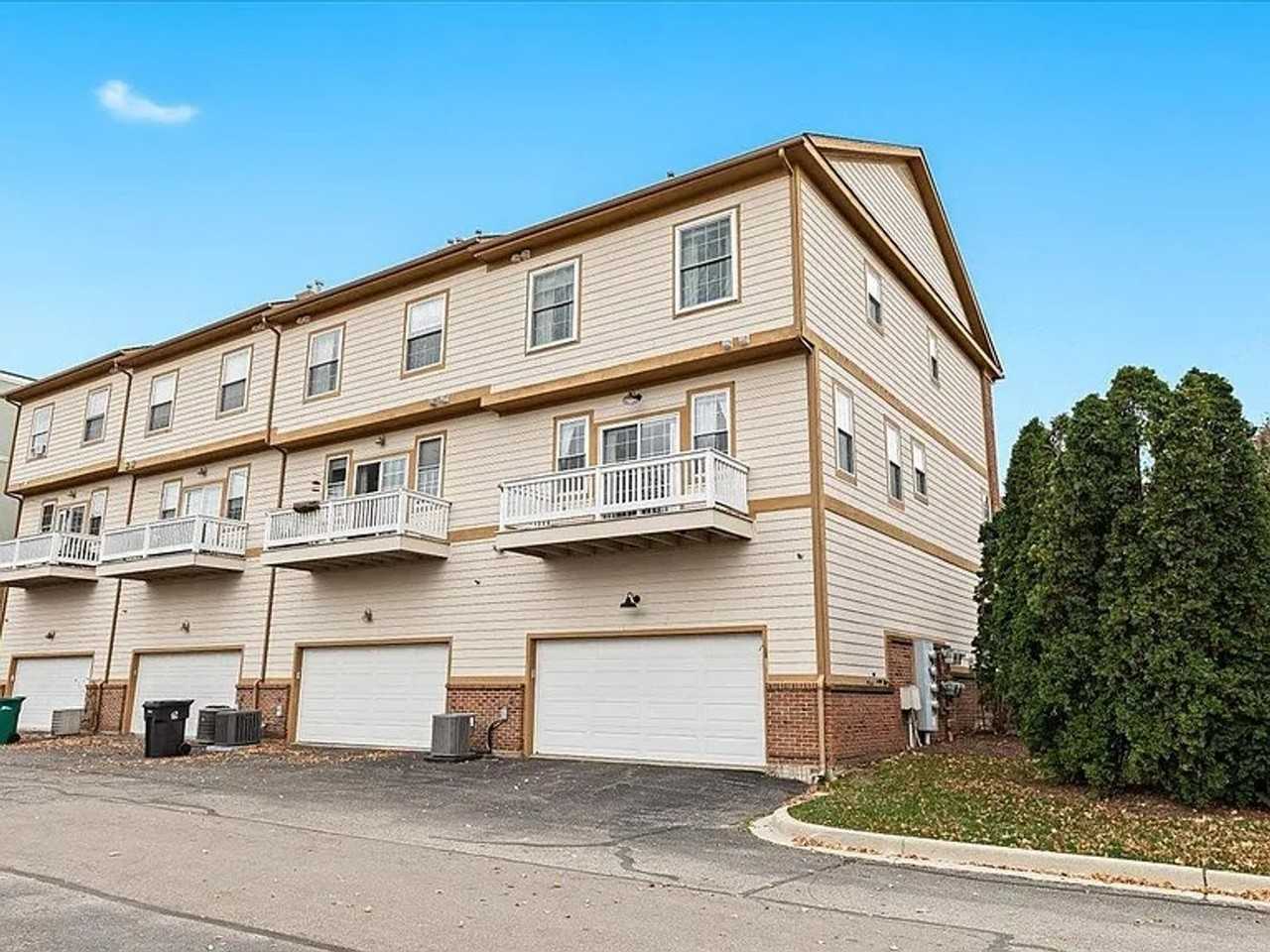 1615 Town Commons Dr - Photo 2 of 19
