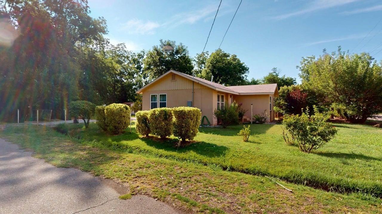 708 6th St - Photo 4 of 50
