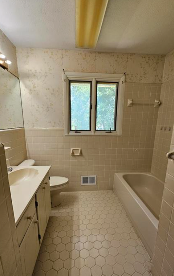 422 W 45th St - Photo 7 of 8