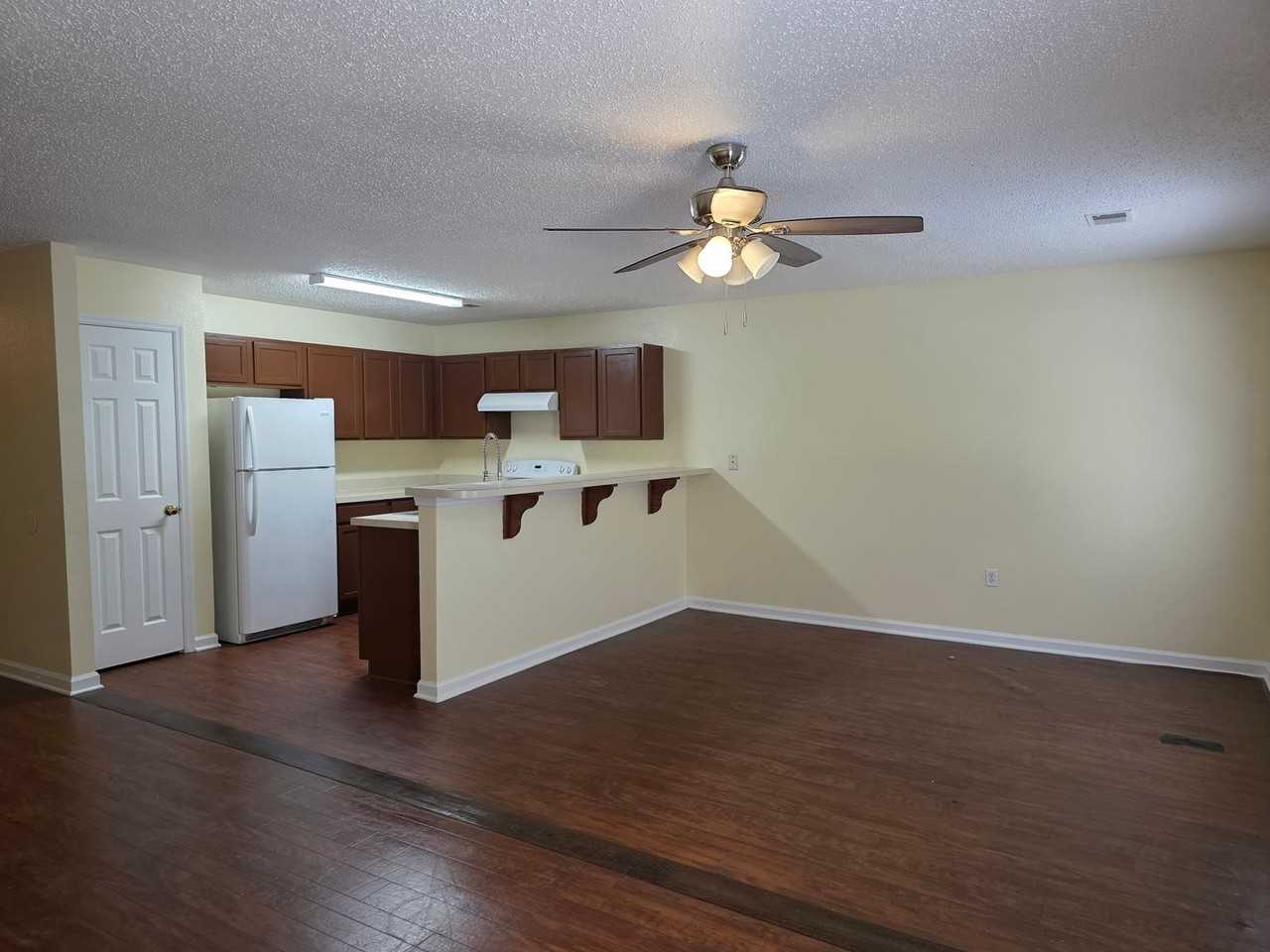 1118 Towne Park Dr - Photo 5 of 23