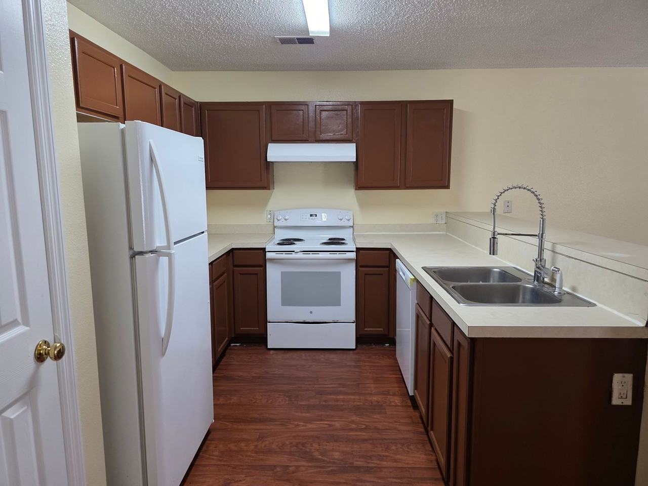1118 Towne Park Dr - Photo 6 of 23