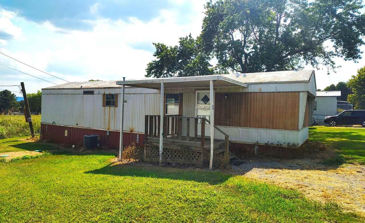 225 Community Dr - Photo 3 of 17