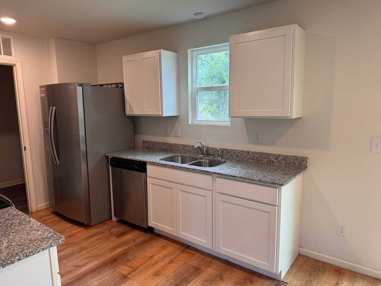 545 Spring St - Photo 4 of 26