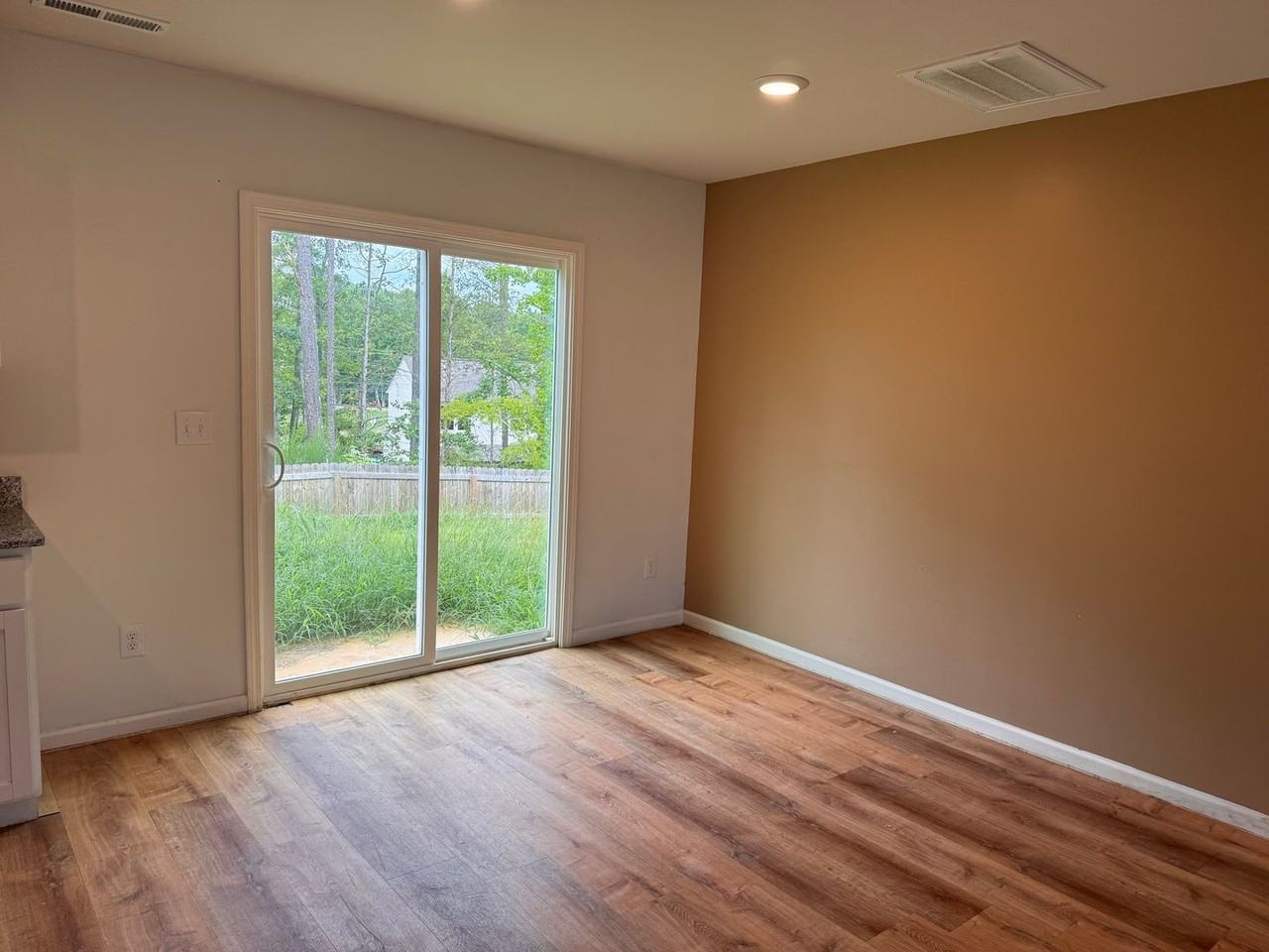 545 Spring St - Photo 6 of 26