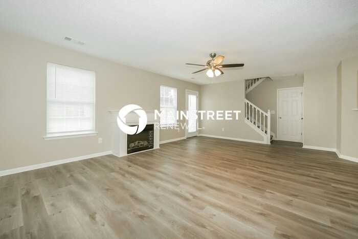 1912 Simmons Ln - Photo 4 of 17