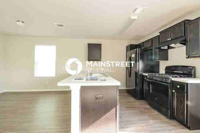 5002 Everett Loop - Photo 5 of 15