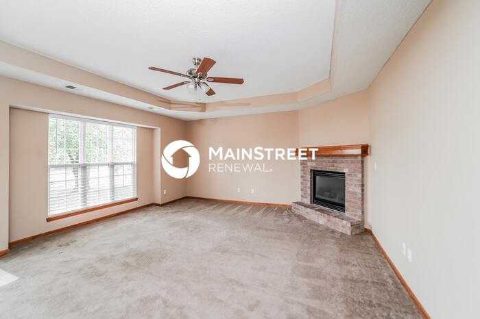 715 Country Ln - Photo 4 of 16