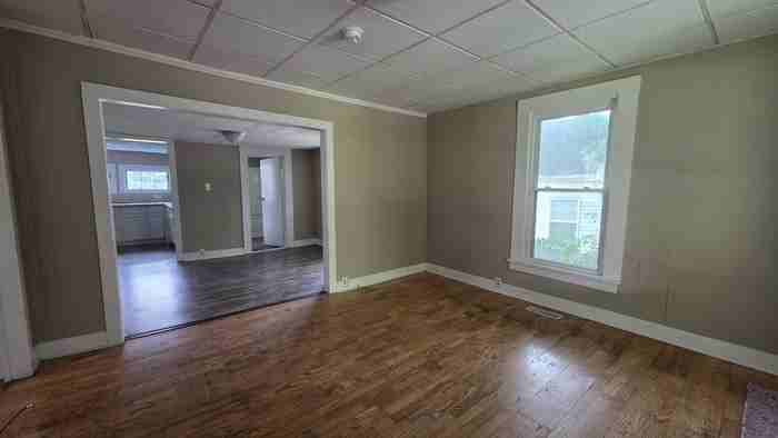 1202 Grover St - Photo 2 of 9