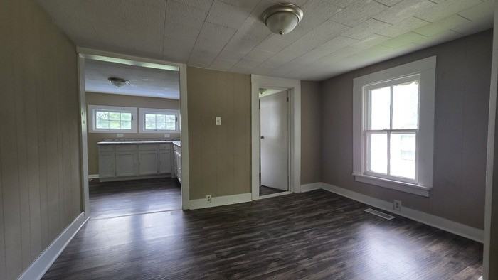 1202 Grover St - Photo 3 of 9