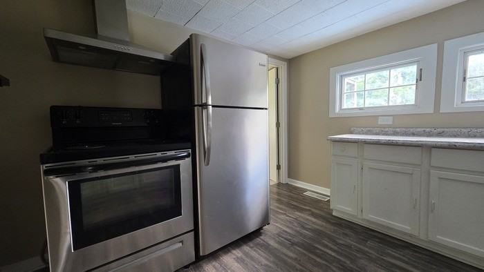 1202 Grover St - Photo 5 of 9