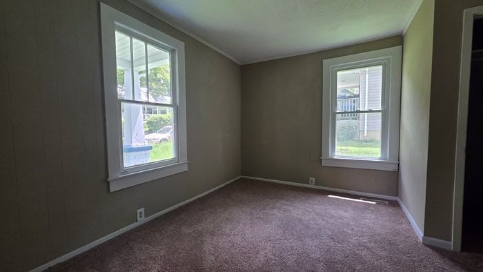 1202 Grover St - Photo 6 of 9
