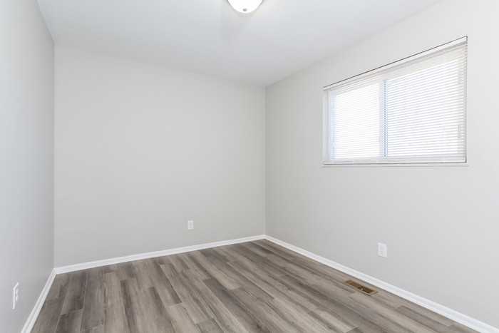 11718 Hamlet Rd - Photo 7 of 11
