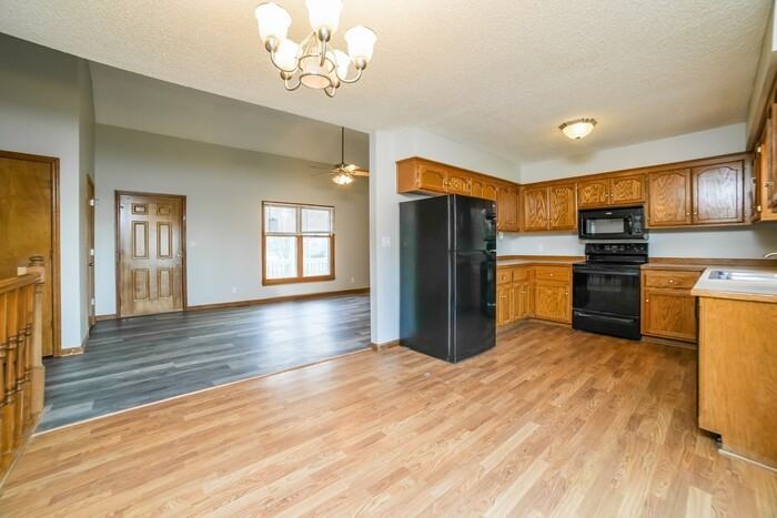 505 E 10th St - Photo 4 of 8
