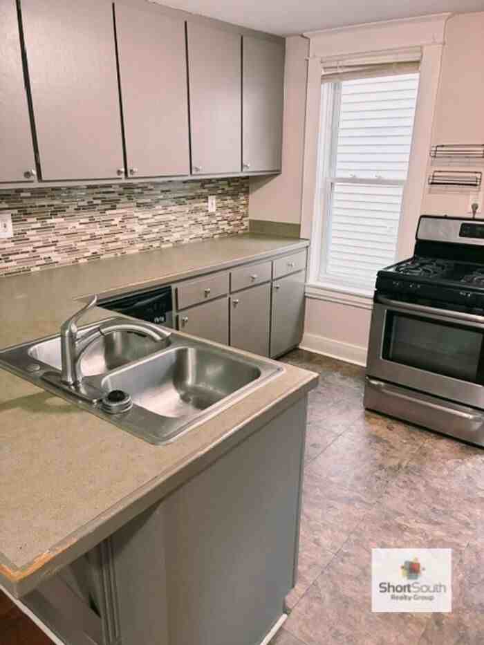 23 Fairbanks St Ne - Photo 4 of 10