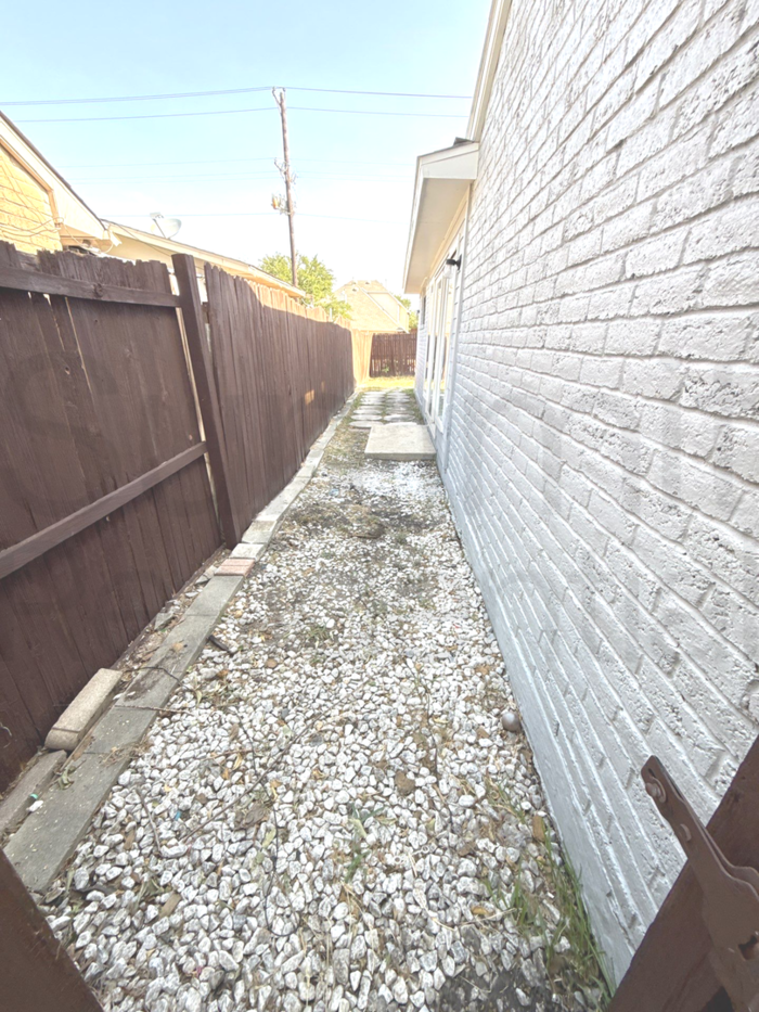 6076 Dooley Dr - Photo 4 of 21
