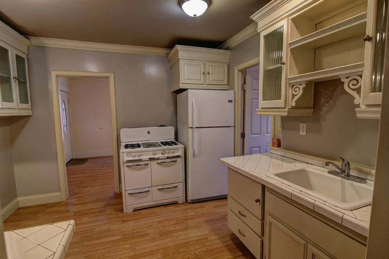 924 Virginia St - Photo 4 of 11