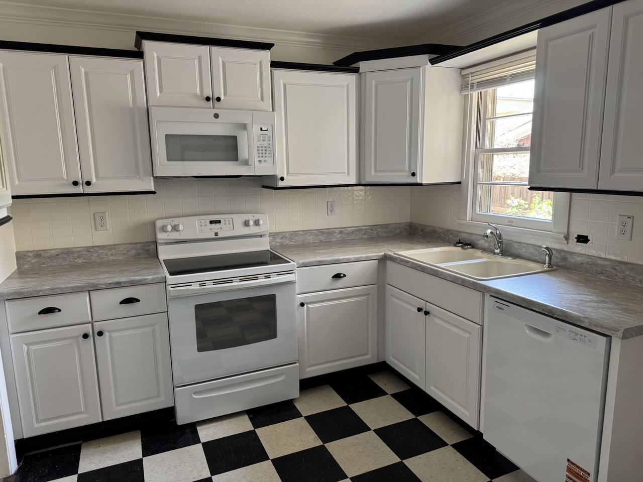 3307 Sw 15th Ave #B - Photo 4 of 15