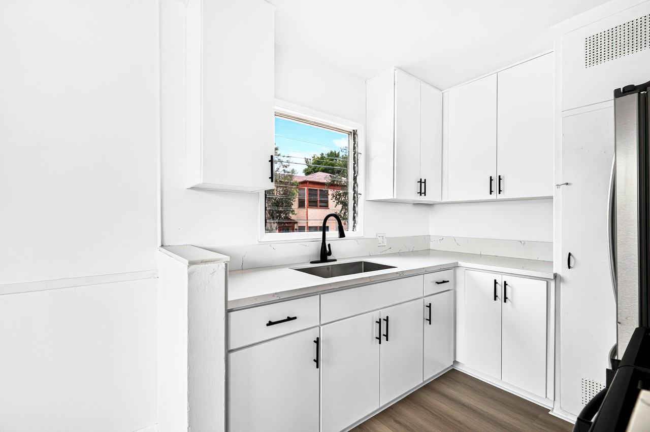 4777 San Vicente Blvd #8 - Photo 6 of 13